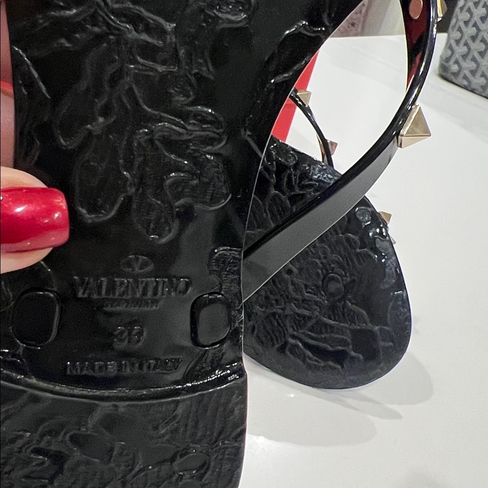 Valentino Garavani Rockstud Bow Jelly Thong Sandals - Picture 10 of 14